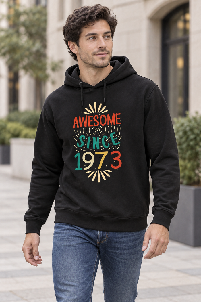 Awesome Since Kişiye Özel Yıl Baskılı Siyah Kapüşonlu Sweatshirt - Manken mockup 4