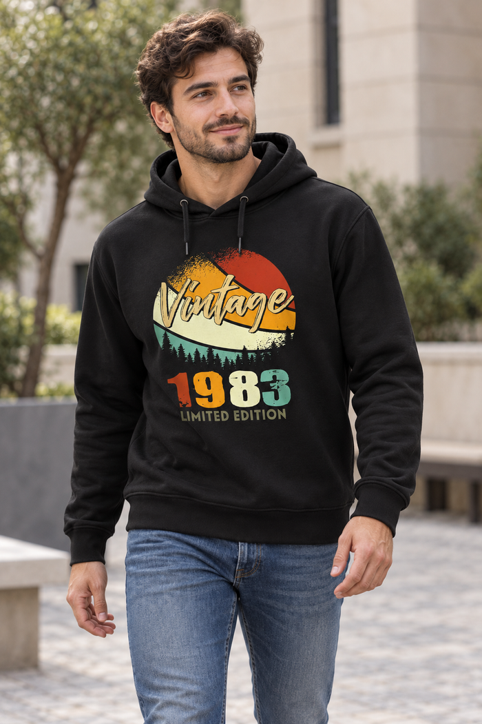 Vintage Retro Orman Kişiye Özel Yıl Baskılı Siyah Kapüşonlu Sweatshirt - Manken mockup 2