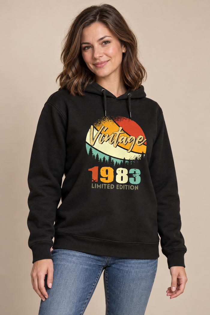 Vintage Retro Orman Kişiye Özel Yıl Baskılı Siyah Kapüşonlu Sweatshirt - Manken mockup 4