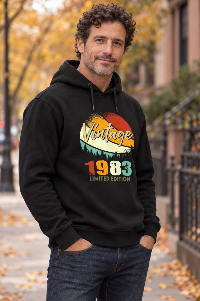 Vintage Retro Orman Kişiye Özel Yıl Baskılı Siyah Kapüşonlu Sweatshirt - Manken mockup 5