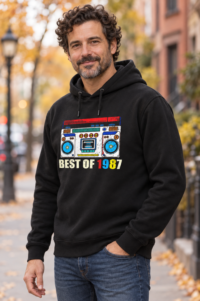 Best Of Radyo Kişiye Özel Yıl Baskılı Siyah Kapüşonlu Sweatshirt - Manken mockup 4