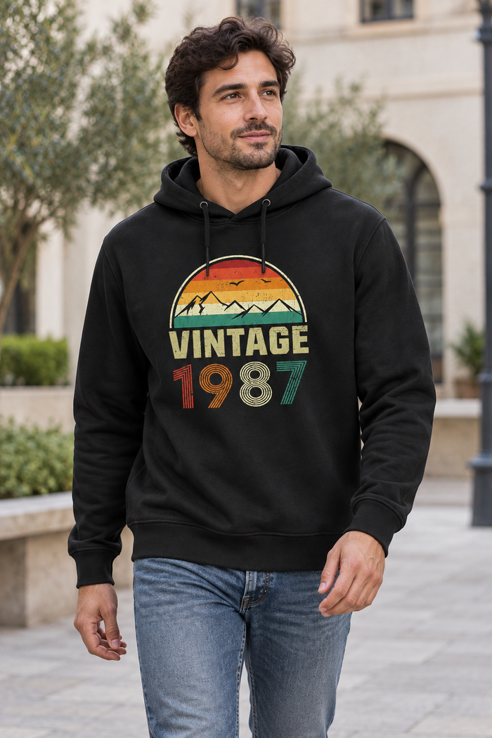 Vintage Dağ Kişiye Özel Yıl Baskılı Siyah Kapüşonlu Sweatshirt - Manken mockup 4