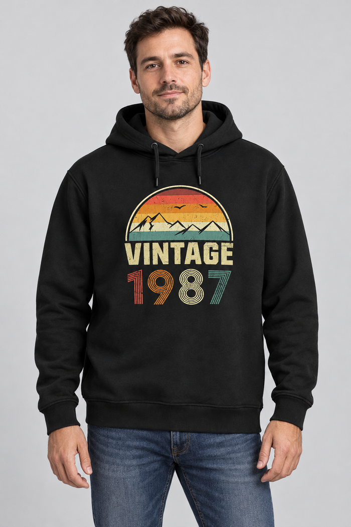 Vintage Dağ Kişiye Özel Yıl Baskılı Siyah Kapüşonlu Sweatshirt - Manken mockup 5