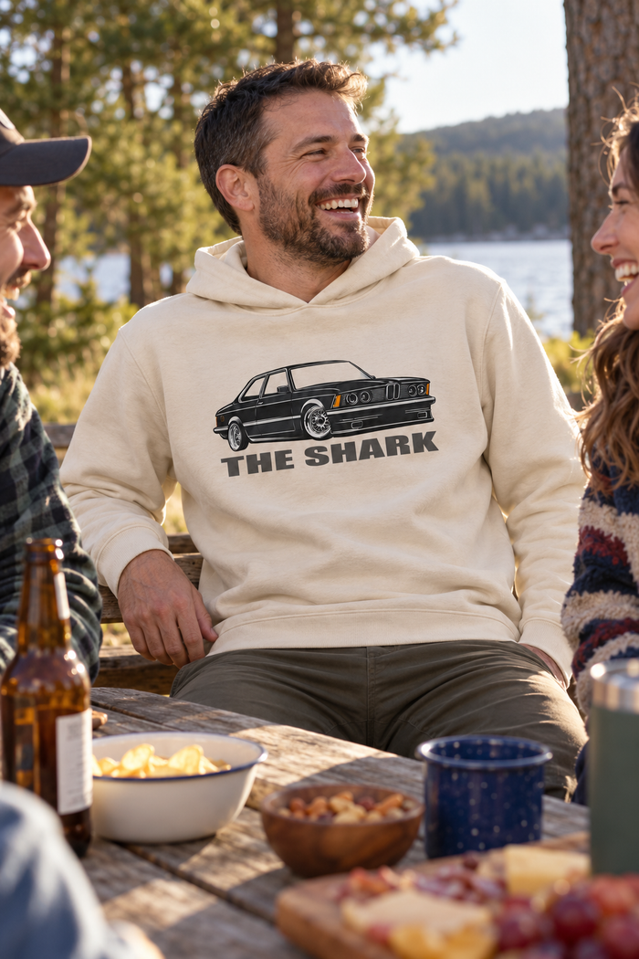 Ekru | BMW The Shark Klasik Coupe DTG Baskılı Kapüşonlu Cepsiz Sweatshirt — mankenli görünüm 2