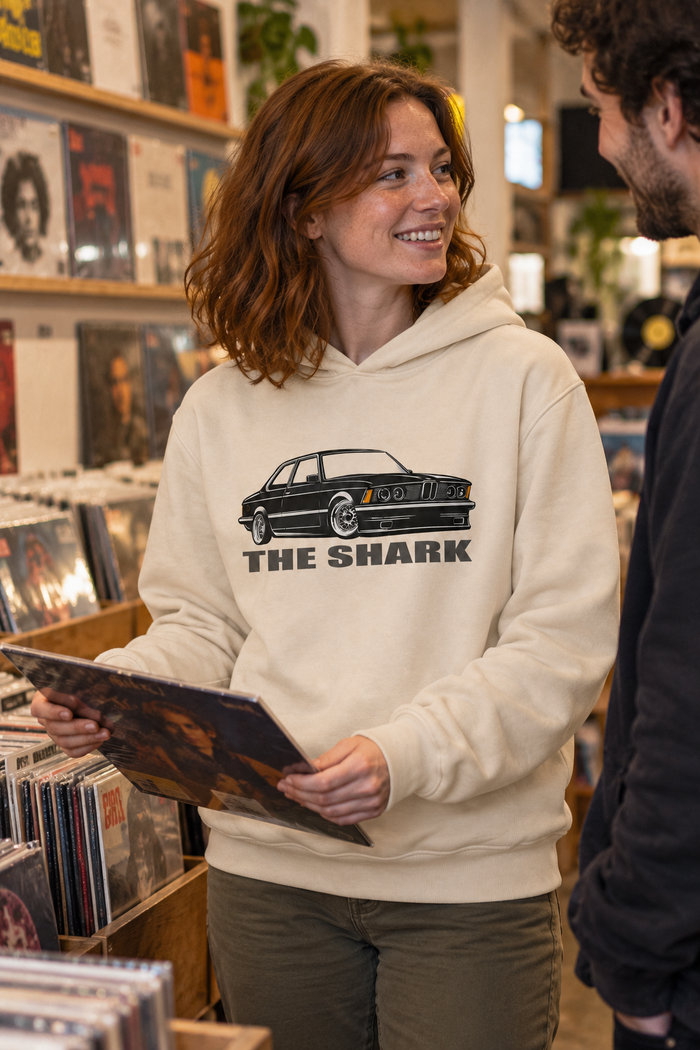 Ekru | BMW The Shark Klasik Coupe DTG Baskılı Kapüşonlu Cepsiz Sweatshirt — mankenli görünüm 3