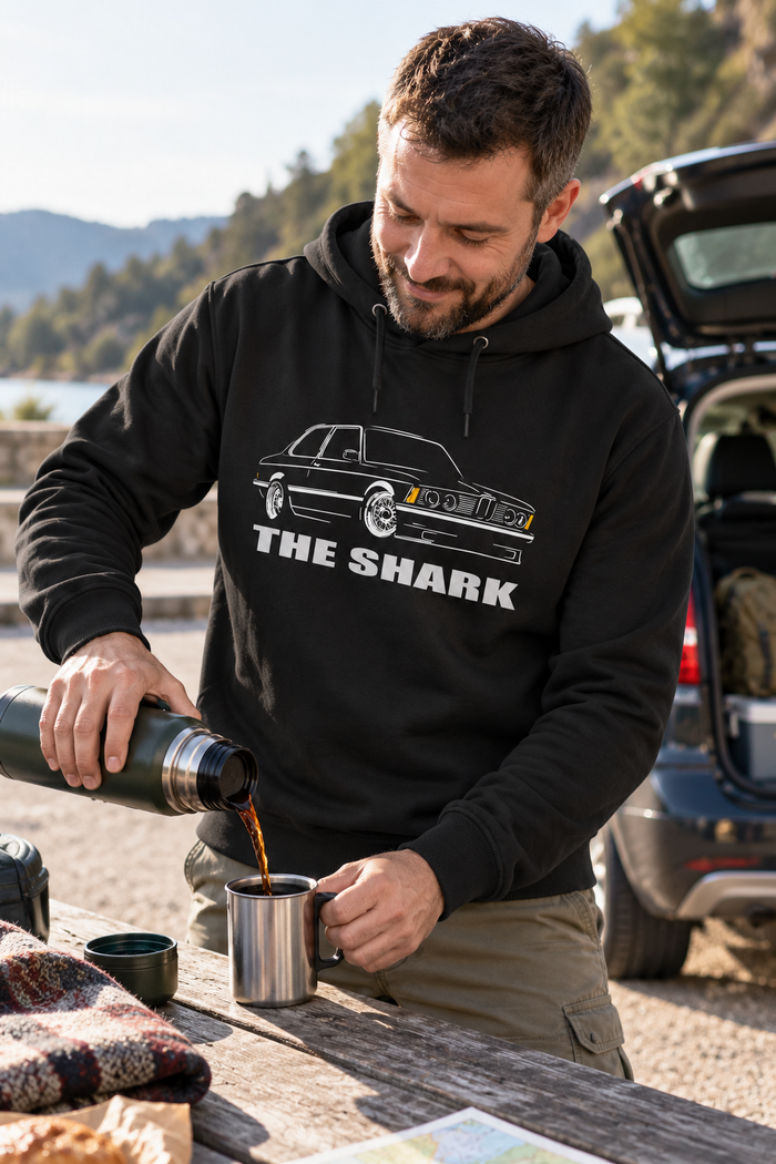 Siyah | BMW The Shark Klasik Coupe DTG Baskılı Kapüşonlu Cepsiz Sweatshirt — mankenli görünüm 1