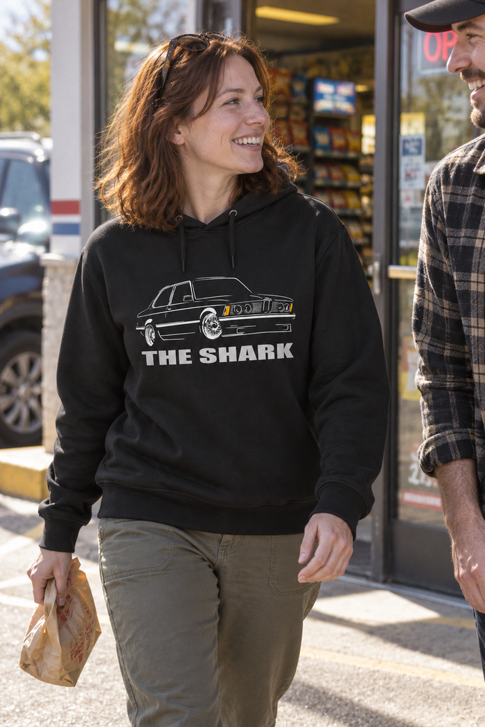 Siyah | BMW The Shark Klasik Coupe DTG Baskılı Kapüşonlu Cepsiz Sweatshirt — mankenli görünüm 2