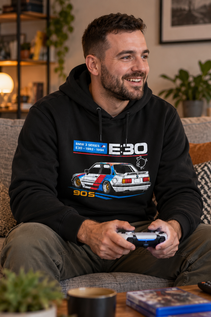 Siyah | BMW E30 90s Motorsport DTG Baskılı Kapüşonlu Cepsiz Sweatshirt — mankenli görünüm 1
