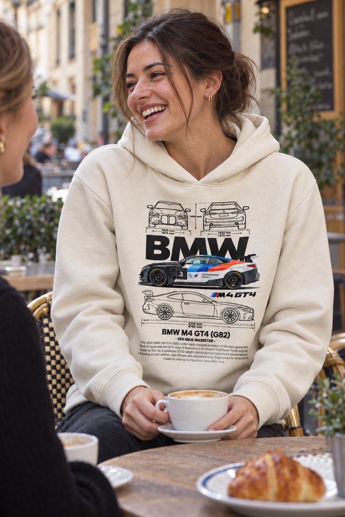 Ekru | BMW M4 GT4 G82 Teknik Çizim DTG Baskılı Kapüşonlu Cepsiz Sweatshirt — mankenli görünüm 1