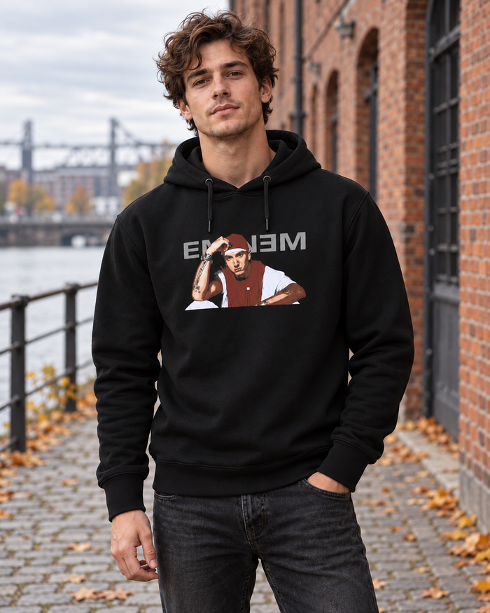 Eminem Kırmızı Şapkalı Portre Baskılı Siyah Kapüşonlu Cepsiz Sweatshirt - doğal mekan mockup — AlfaTshirt orijinal iki bağcıklı cepsiz sweatshirt kalıbı