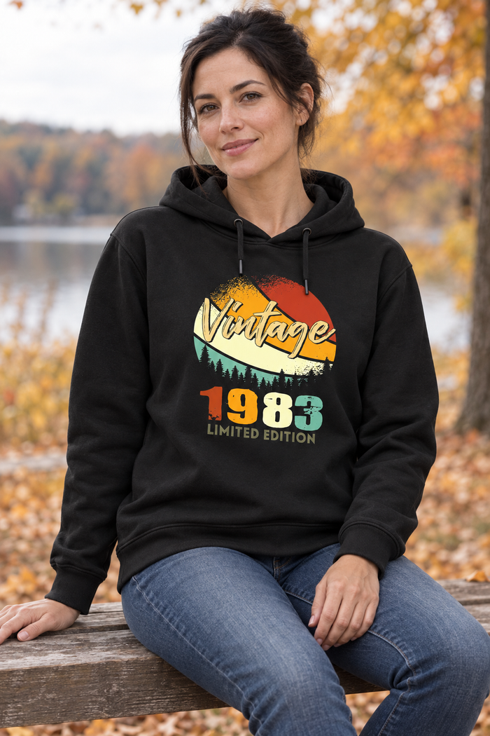 Vintage Retro Orman Kişiye Özel Yıl Baskılı Siyah Kapüşonlu Sweatshirt - Manken mockup 1