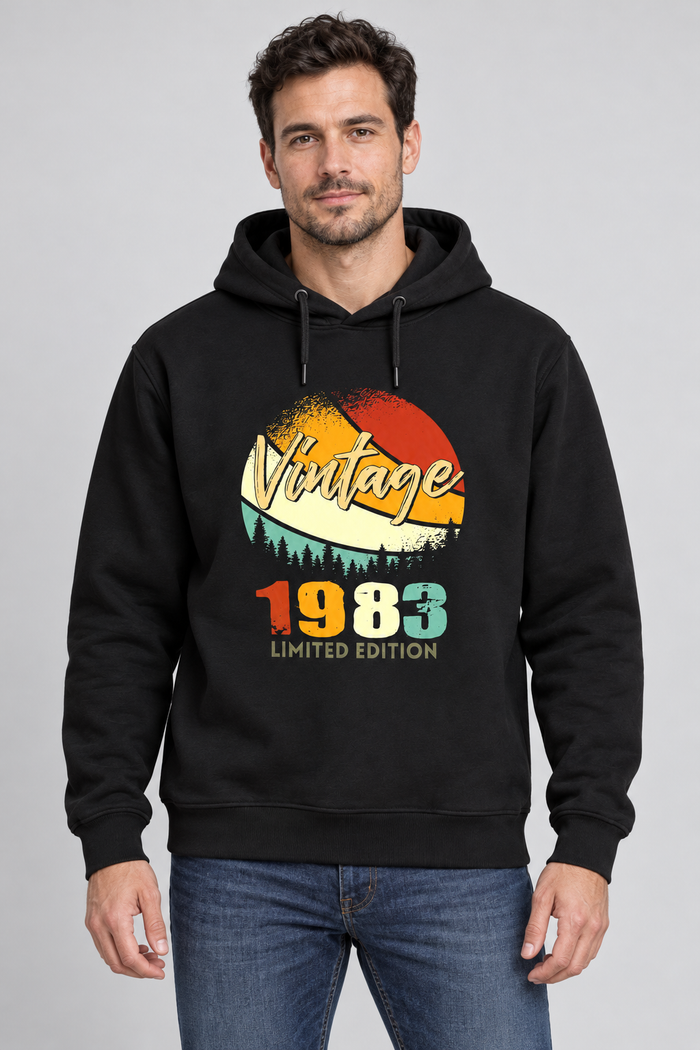 Vintage Retro Orman Kişiye Özel Yıl Baskılı Siyah Kapüşonlu Sweatshirt - Manken mockup 3