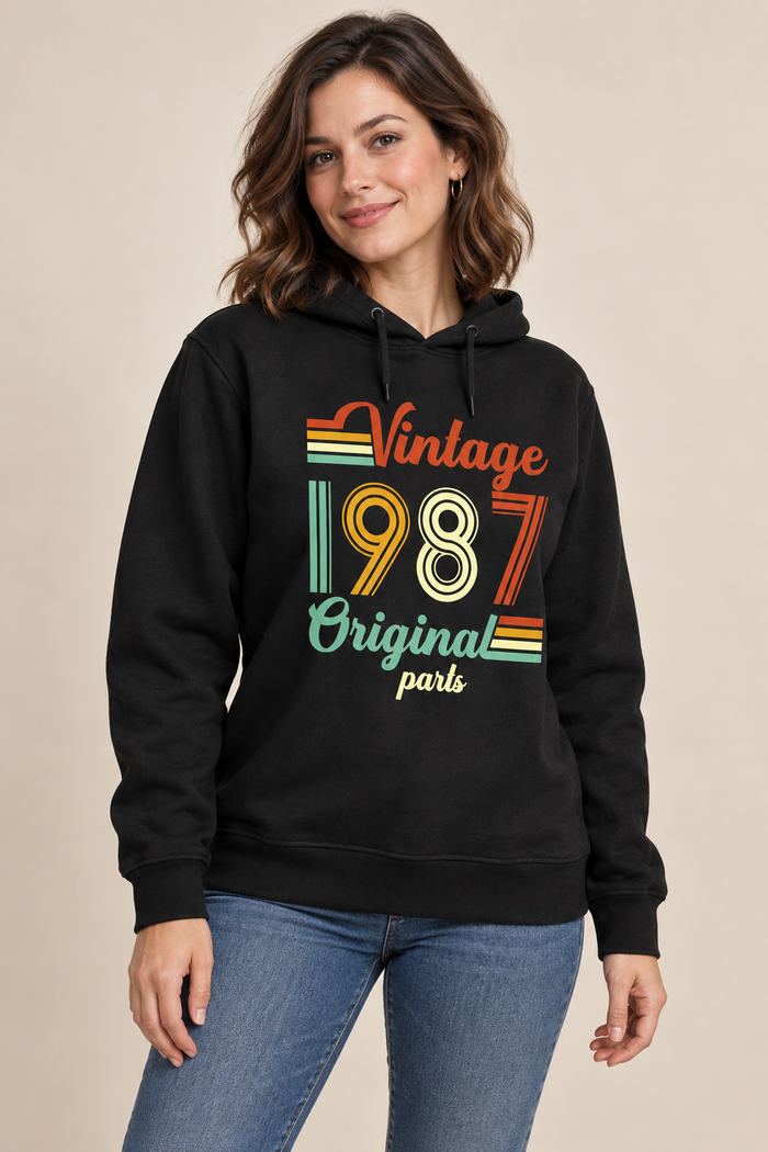 Vintage Original Parts Kişiye Özel Yıl Baskılı Siyah Kapüşonlu Sweatshirt - Manken mockup 2