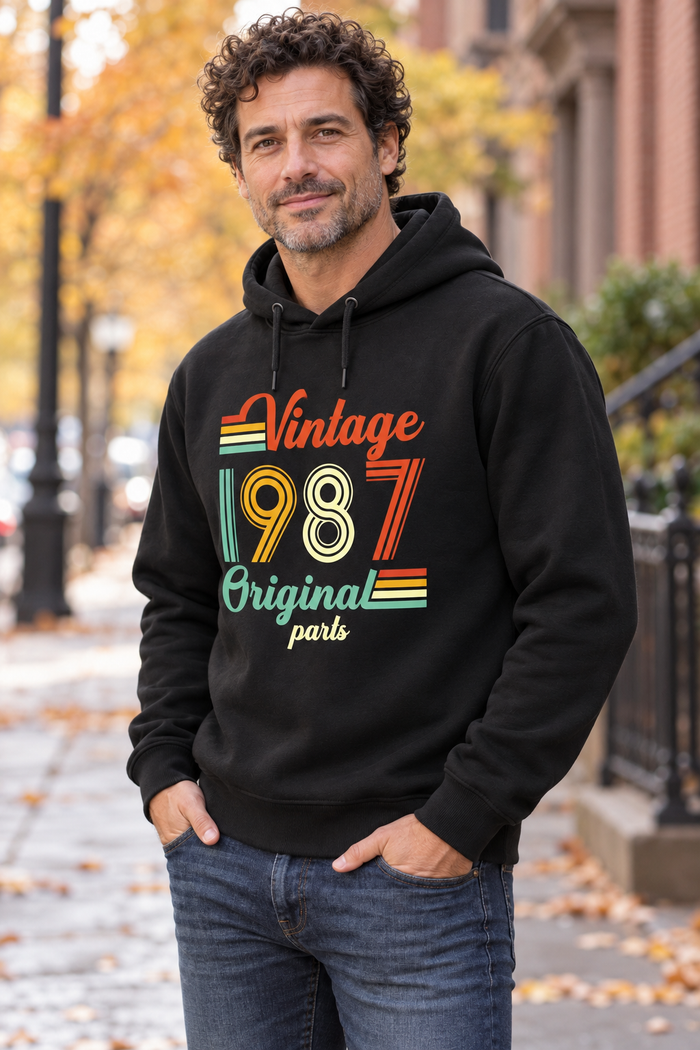 Vintage Original Parts Kişiye Özel Yıl Baskılı Siyah Kapüşonlu Sweatshirt - Manken mockup 3