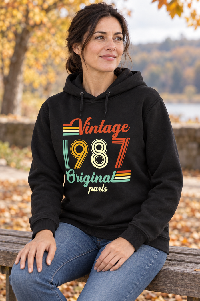 Vintage Original Parts Kişiye Özel Yıl Baskılı Siyah Kapüşonlu Sweatshirt - Manken mockup 4