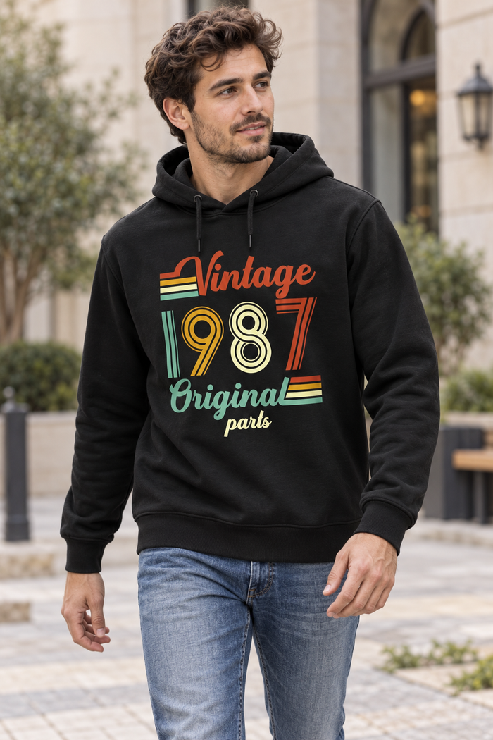 Vintage Original Parts Kişiye Özel Yıl Baskılı Siyah Kapüşonlu Sweatshirt - Manken mockup 5