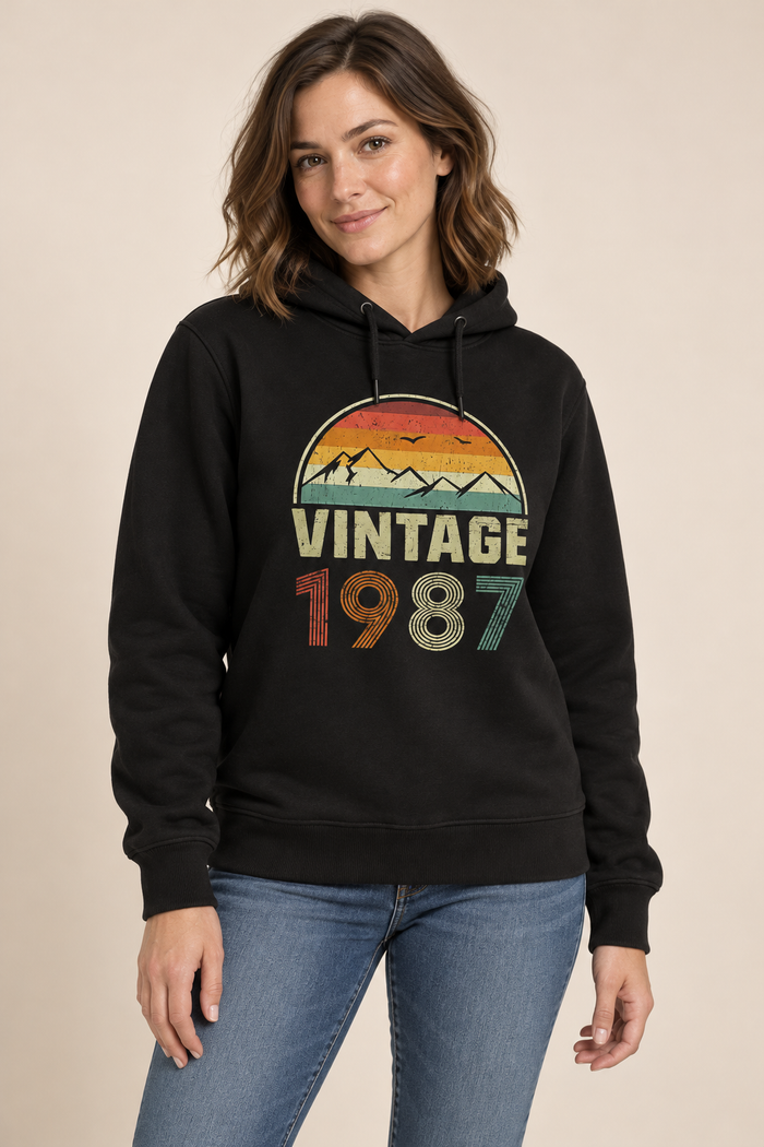 Vintage Dağ Kişiye Özel Yıl Baskılı Siyah Kapüşonlu Sweatshirt - Manken mockup 1