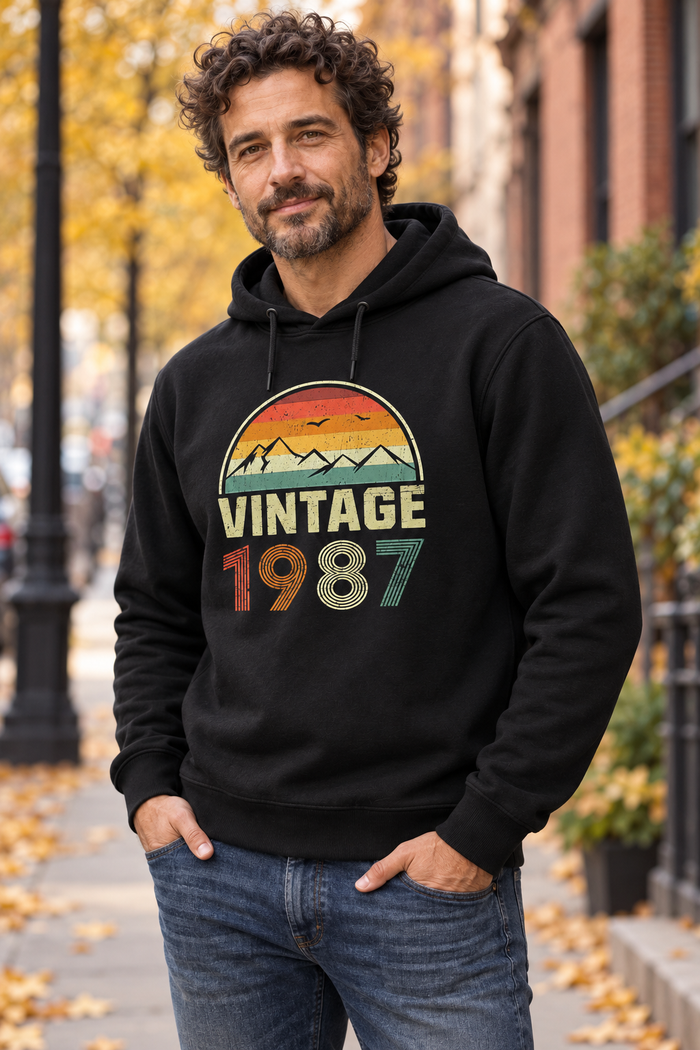 Vintage Dağ Kişiye Özel Yıl Baskılı Siyah Kapüşonlu Sweatshirt - Manken mockup 2