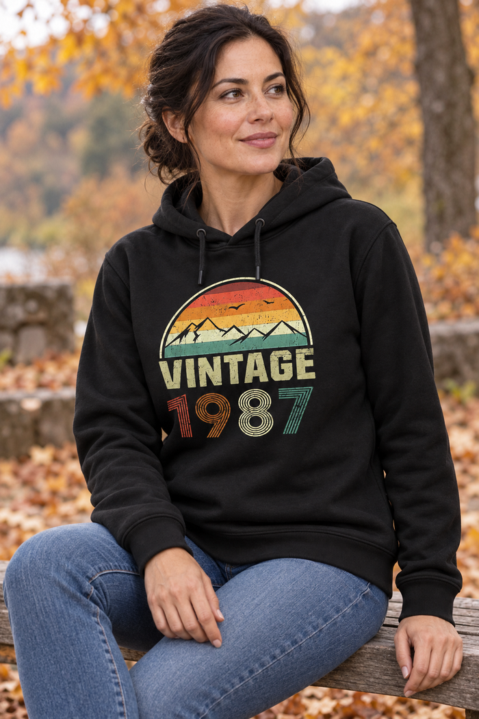 Vintage Dağ Kişiye Özel Yıl Baskılı Siyah Kapüşonlu Sweatshirt - Manken mockup 3