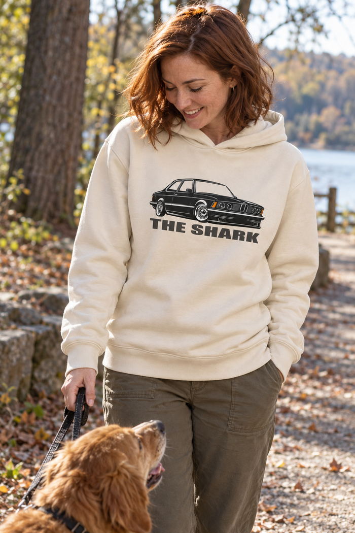 Ekru | BMW The Shark Klasik Coupe DTG Baskılı Kapüşonlu Cepsiz Sweatshirt — mankenli görünüm 1