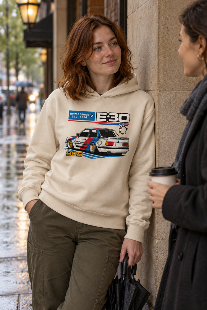 Ekru | BMW E30 90s Motorsport DTG Baskılı Kapüşonlu Cepsiz Sweatshirt — mankenli görünüm 1