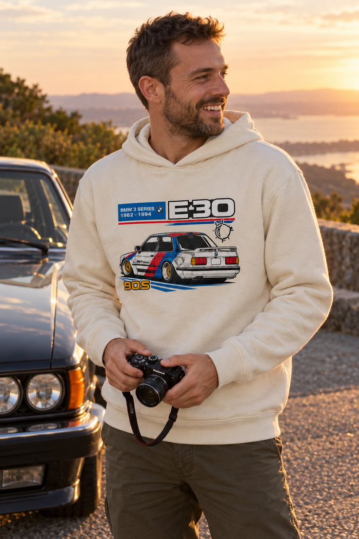 Ekru | BMW E30 90s Motorsport DTG Baskılı Kapüşonlu Cepsiz Sweatshirt — mankenli görünüm 2