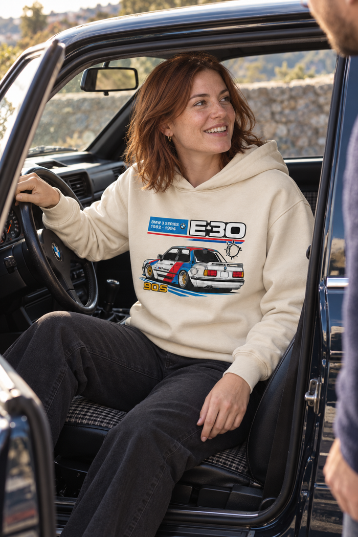 Ekru | BMW E30 90s Motorsport DTG Baskılı Kapüşonlu Cepsiz Sweatshirt — mankenli görünüm 3
