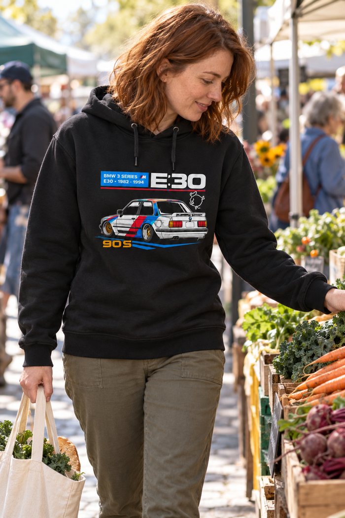 Siyah | BMW E30 90s Motorsport DTG Baskılı Kapüşonlu Cepsiz Sweatshirt — mankenli görünüm 2