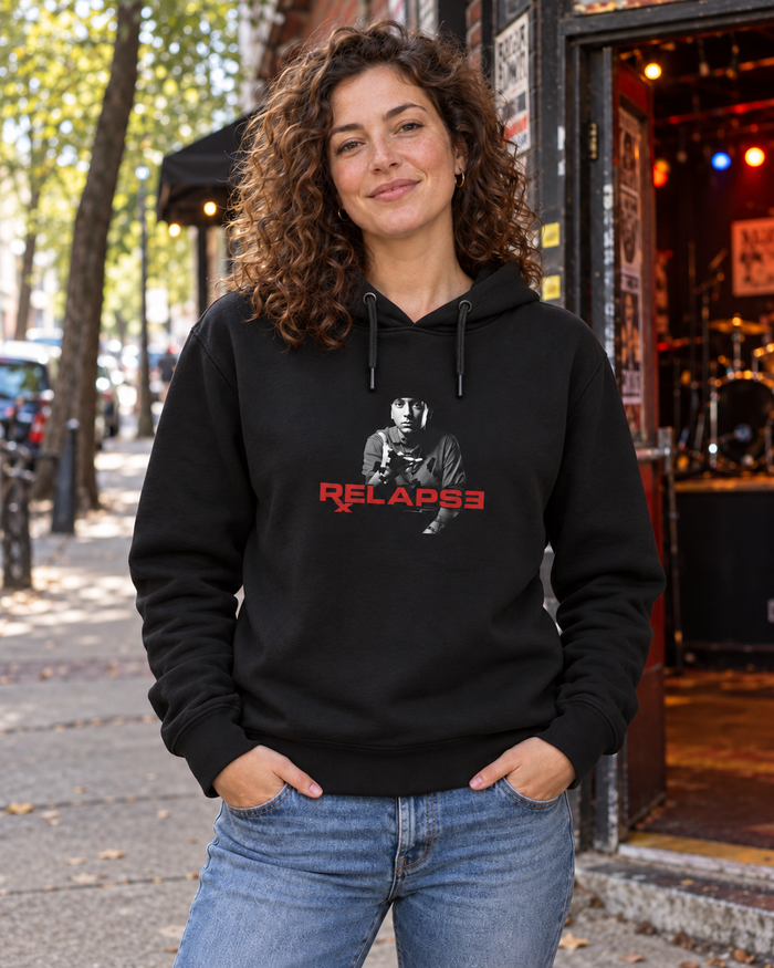 Eminem Relapse Baskılı Siyah Kapüşonlu Cepsiz Sweatshirt - doğal mekan mockup — AlfaTshirt orijinal iki bağcıklı cepsiz sweatshirt kalıbı